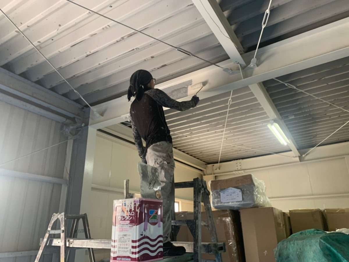 屋内倉庫鉄部、ボード面塗装　ウレタン塗装