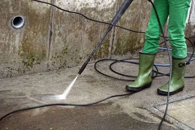 高圧洗浄はなぜ必要？外壁塗装前に知っておきたい理由とは