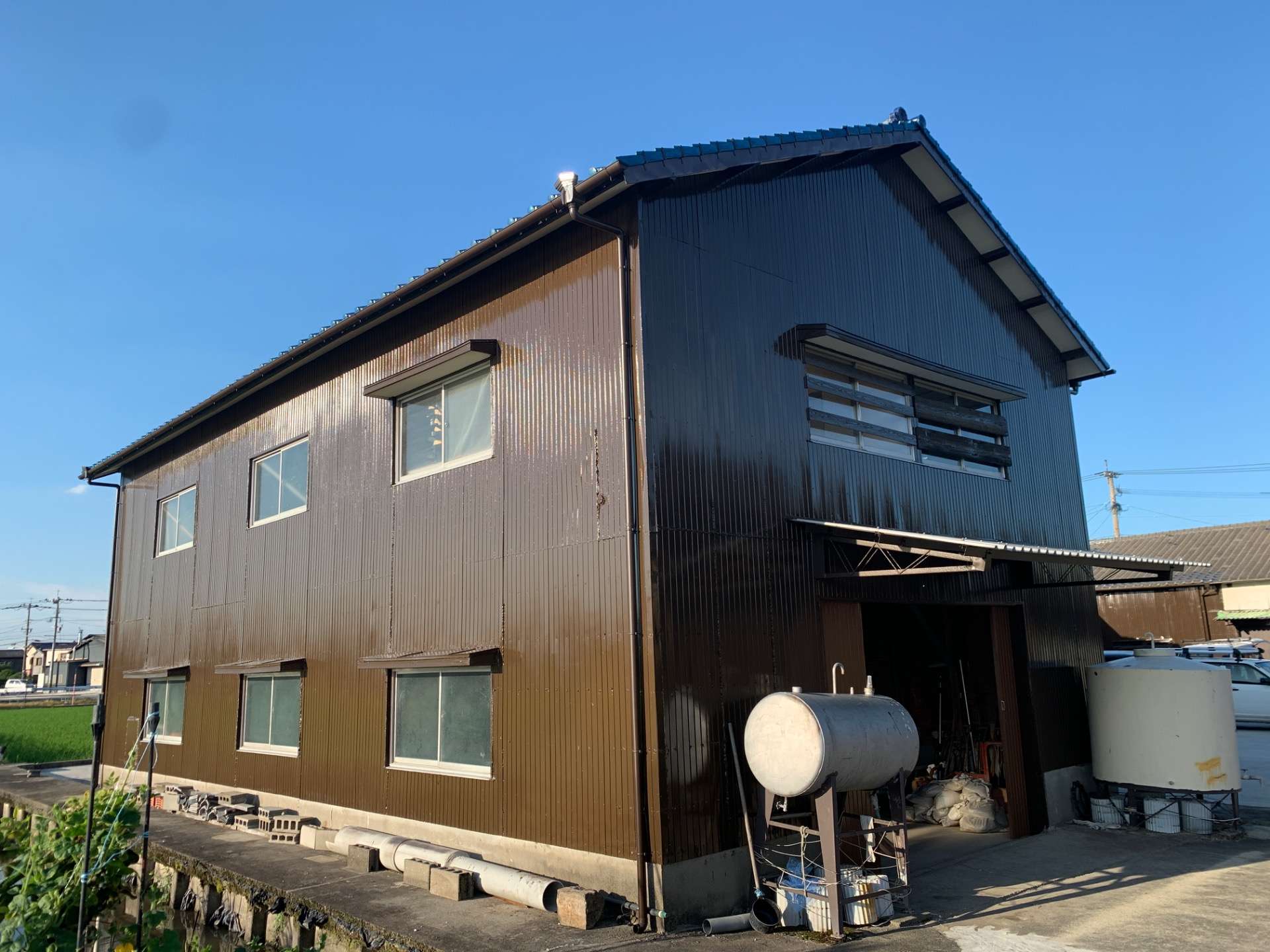 佐賀市 川副町 農業倉庫 壁塗装 完了後 清掃。
